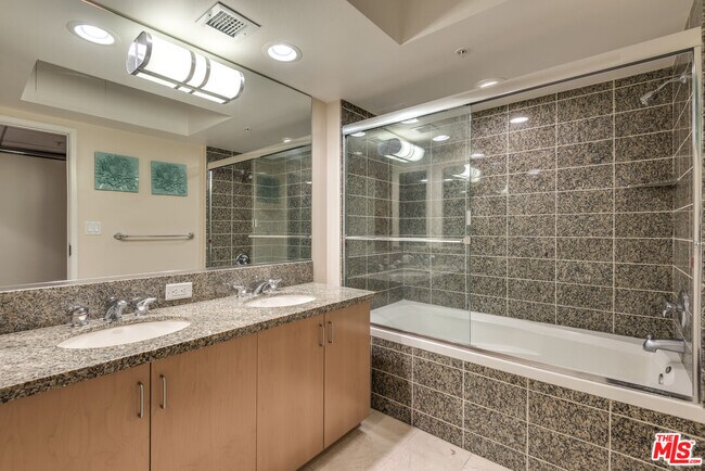 Building Photo - 13700 Marina Pointe Dr
