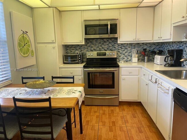 Primary Photo - 555 Oaks Ln