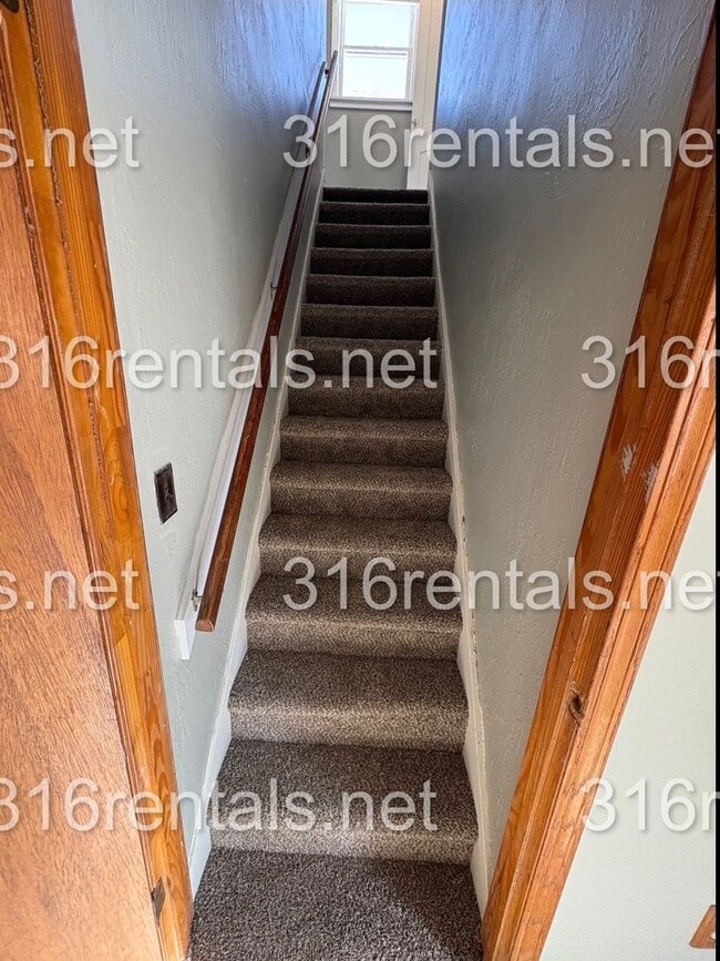 Building Photo - $899 - 3 bed 1 bath - Single Family Home