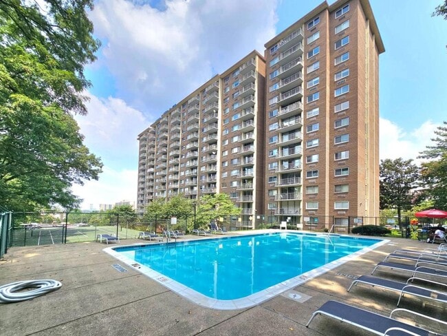 Primary Photo - 2059 Huntington Ave
