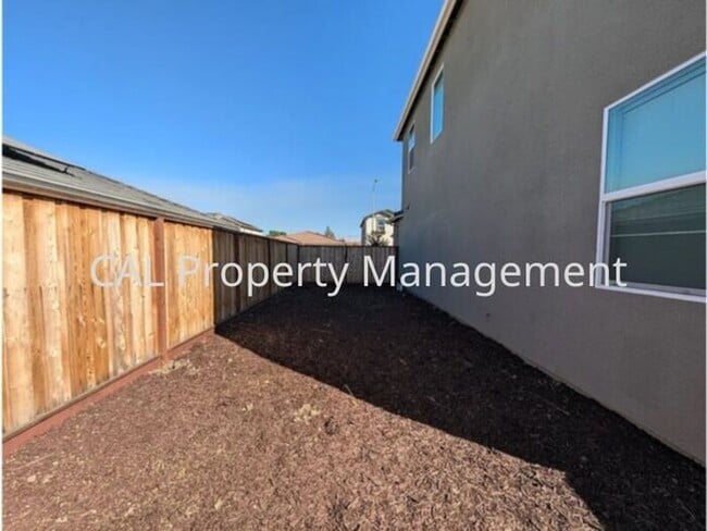 Building Photo - Beautiful 5 Bedroom Home in Hollister
