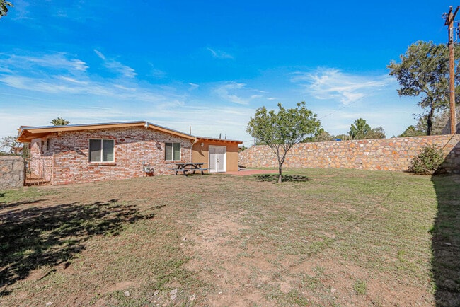 Building Photo - 1600 Sumac Dr