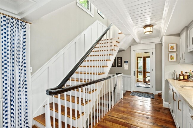 Building Photo - Exceptional Living in the Heart of Arlingt...