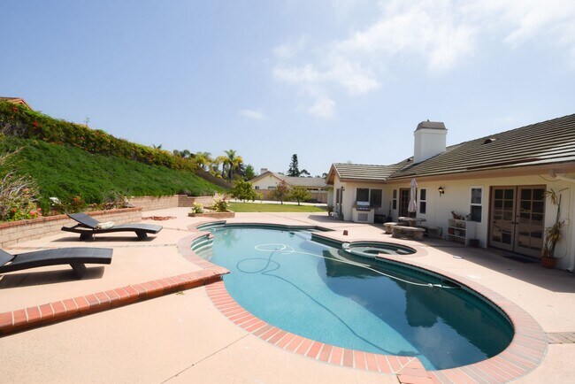Building Photo - 6490 La Senda Ct