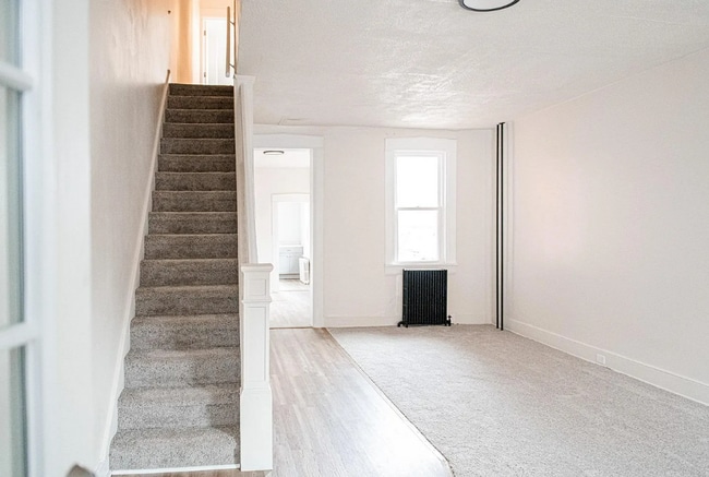 Building Photo - 4 Bedroom 1 Bathroom Rowhome in Lancaster!