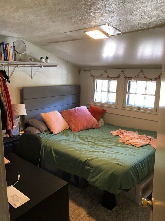 Building Photo - 4 Bedroom Available August 2026;  Monthly ...