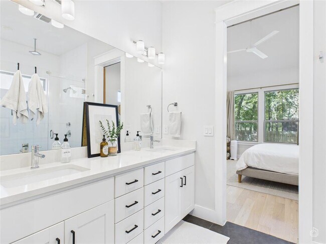 Building Photo - 3002 Sunridge Dr