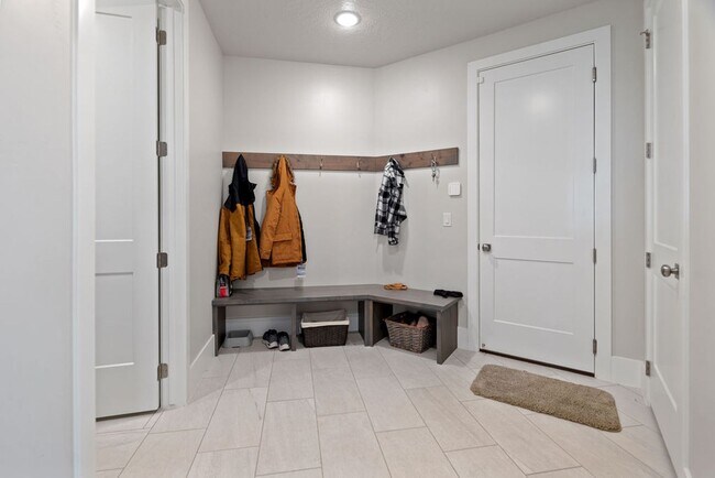 Building Photo - Elegant Residence on an Arce Lot