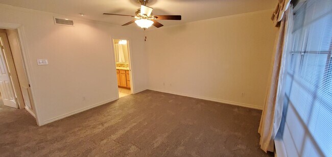 Building Photo - 10574 High Hollows Dr