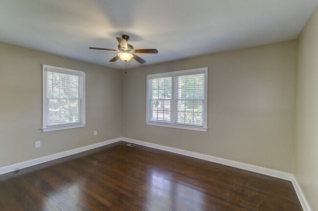 Building Photo - Renovated Brick Ranch!