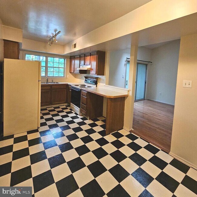 Building Photo - 7754 New Providence Dr