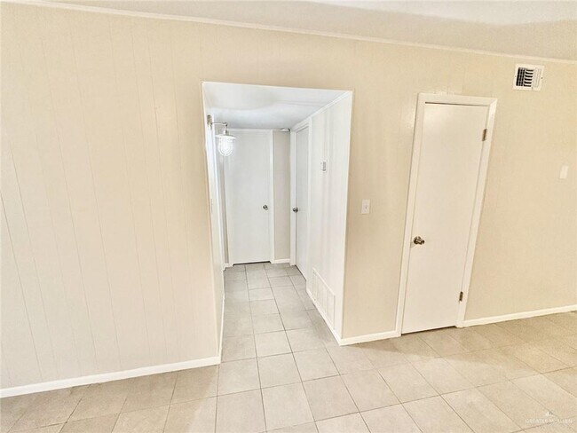 Building Photo - 11 Harvey Dr W