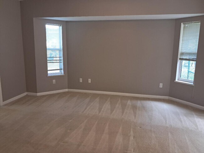 Building Photo - 242 SW Amesbury Ave