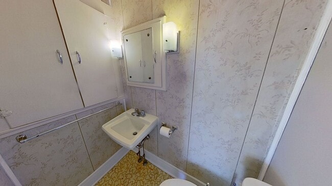 Building Photo - 2 Bedroom Duplex with Basement and Storage