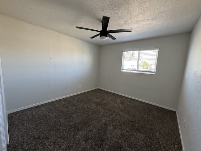 Building Photo - Maryvale 4 bedroom with RV gate and garage