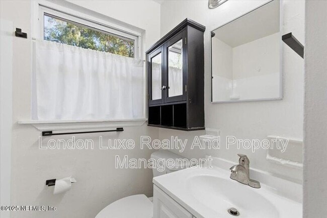 Building Photo - 909 La Marche Dr