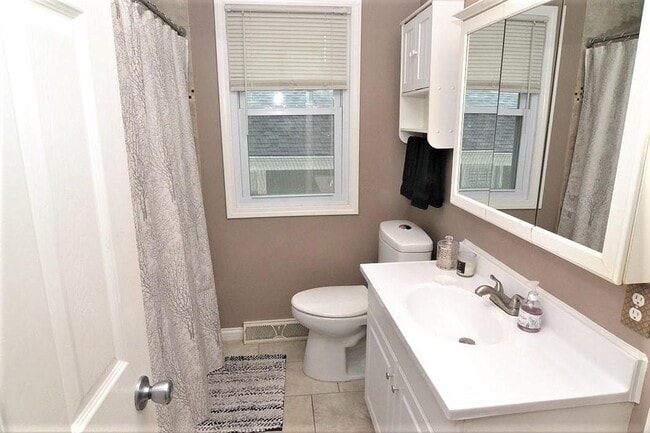 Building Photo - Well-Located Home in Robbinsdale