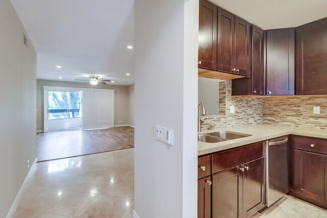 Building Photo - 6960 Golfcrest Dr