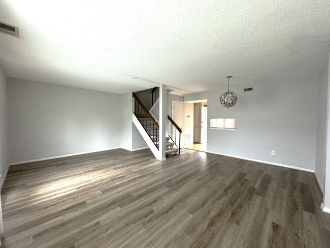 Building Photo - Charming 2 bedroom townhome near Bases & B...