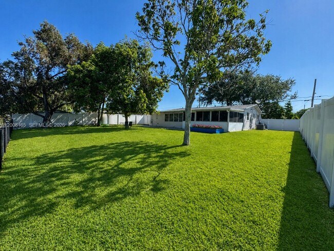 Building Photo - 5051 SW 93rd Ave