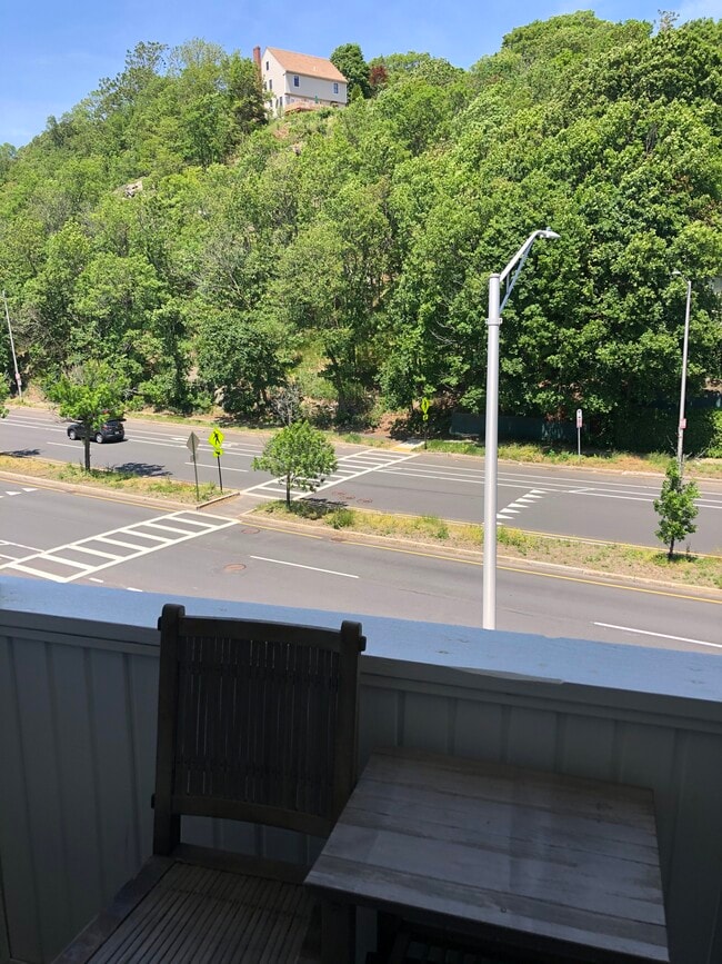 Building Photo - 204 Fellsway W