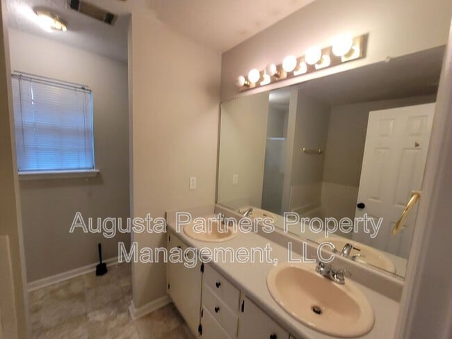Building Photo - 2312 Perot Dr