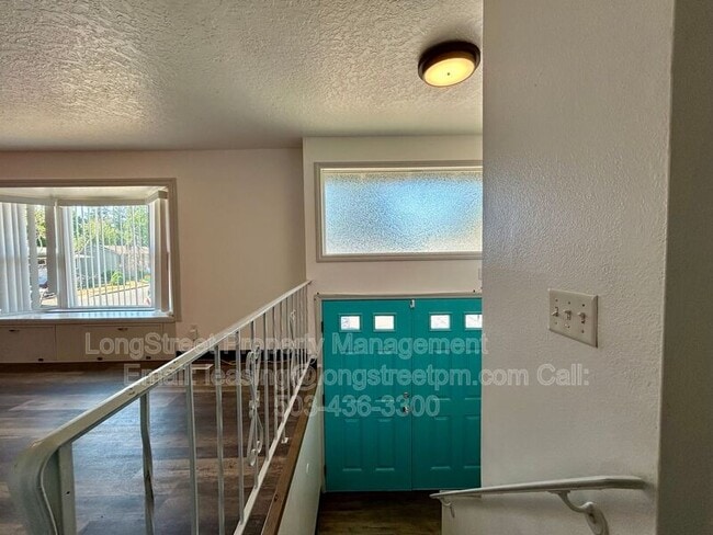 Building Photo - 794 SW Orchard Pl