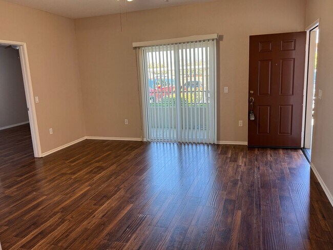 Building Photo - Spacious 2 bedroom 2 bath ground floor uni...