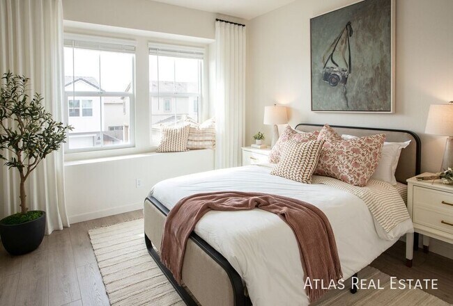 Building Photo - 1112 W Villa Theresa Dr