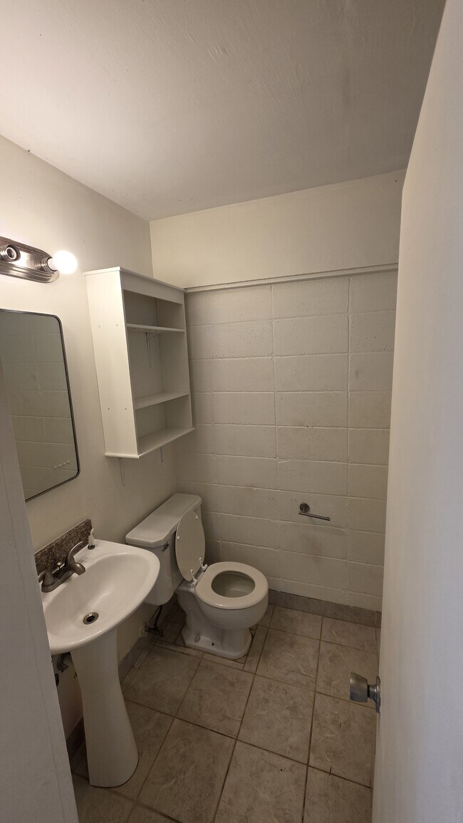 Building Photo - 1630 Makiki St