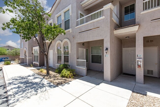 Building Photo - Ground floor one bedroom in luxury gated S...
