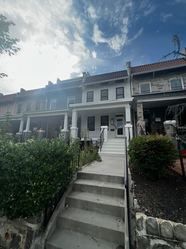 Building Photo - Lavish 5 BR/4 BA Townhome in Petworth!