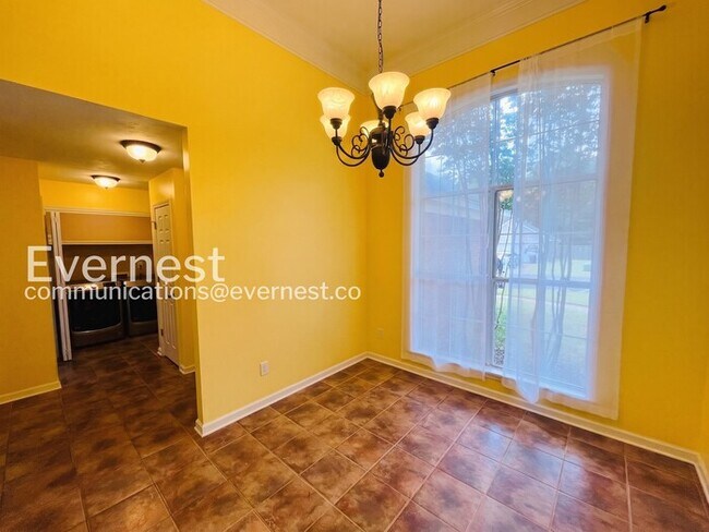 Building Photo - 3 Bed/2 Bath Home with Garage / Pet-Friendly / Vouchers Accepted / Available Now!