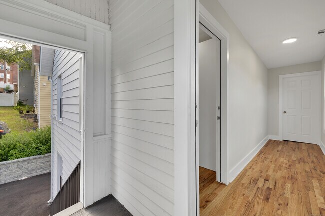 Building Photo - 10 Perry Hill Rd