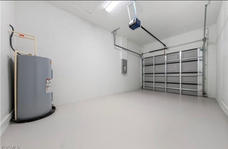 Building Photo - 1027 Meadows Rd