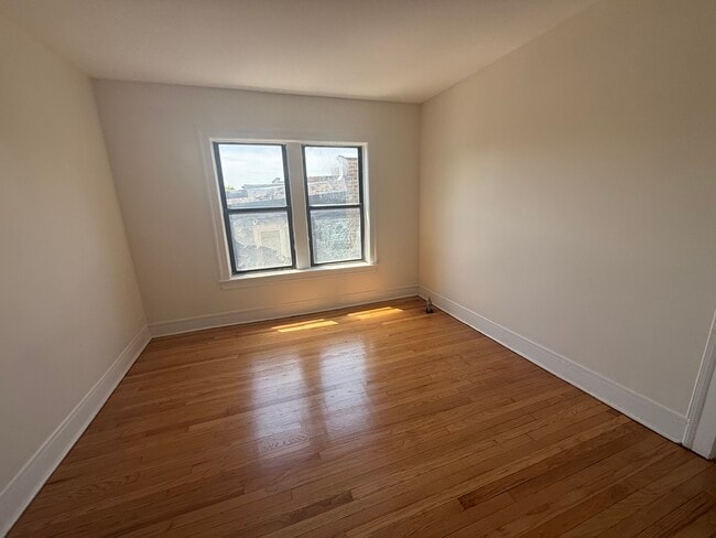 Building Photo - 7351 N Damen Ave