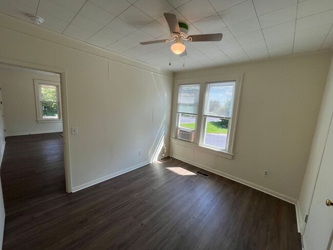 Building Photo - Spacious one bedroom 2nd floor apartment -...