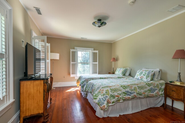 Building Photo - 267 Main St