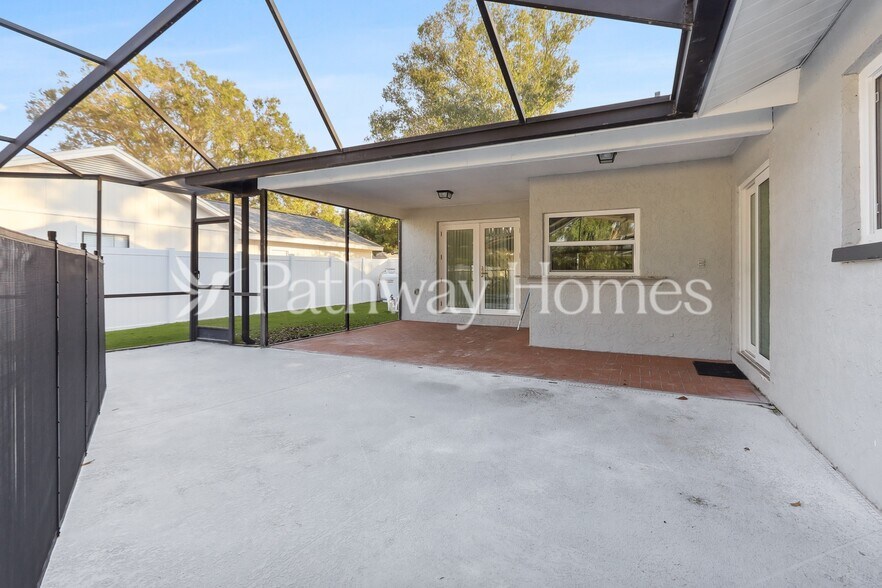 Building Photo - 1935 Spanish Oaks Dr N