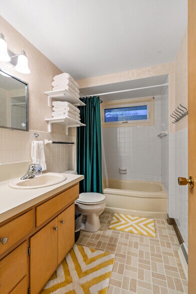 Building Photo - 1816 Gross Ave