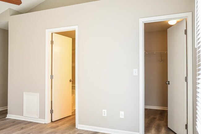 Building Photo - 5347 Dietrich Ave