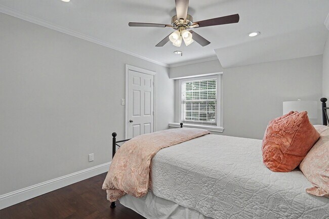 Building Photo - 751 Bison Dr