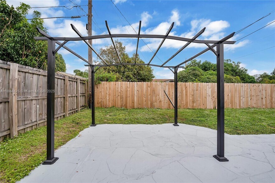 Building Photo - 2441 Tarpon Dr