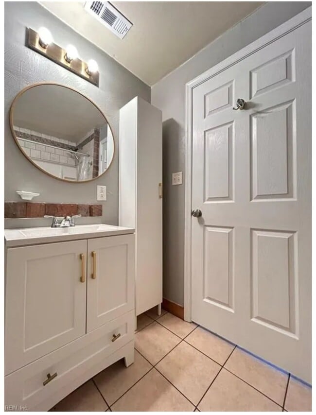 Building Photo - 400 Jamestown Ave