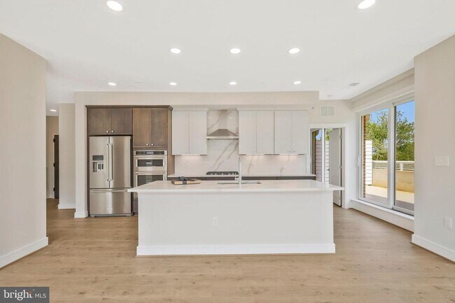Building Photo - 635 Slaters Ln