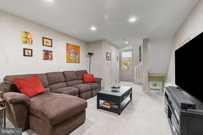 Building Photo - 37 White Pine Ct