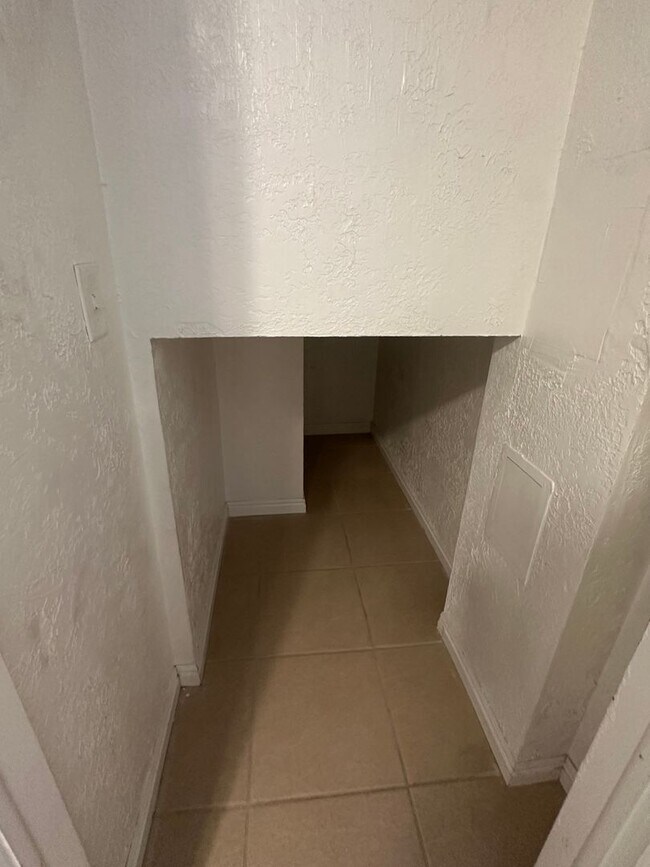 Building Photo - Beautiful 4-Bedroom, 2-Bath Home with Classic Layout and Large Yard