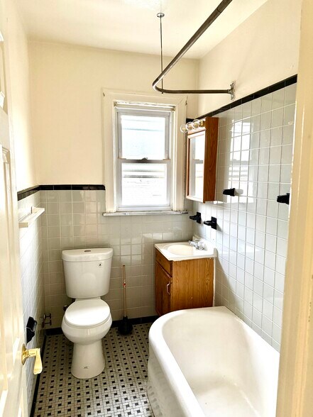 Building Photo - 44 Underhill St