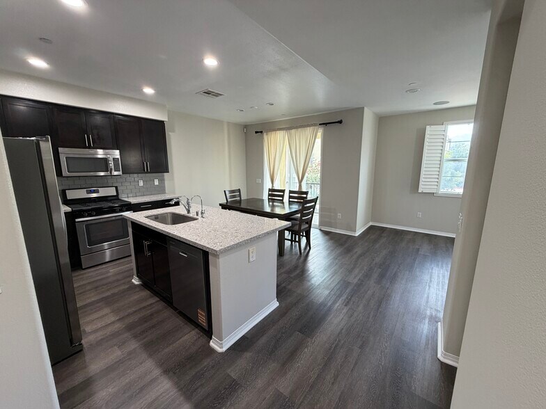 Building Photo - 636 S Gladys Ave