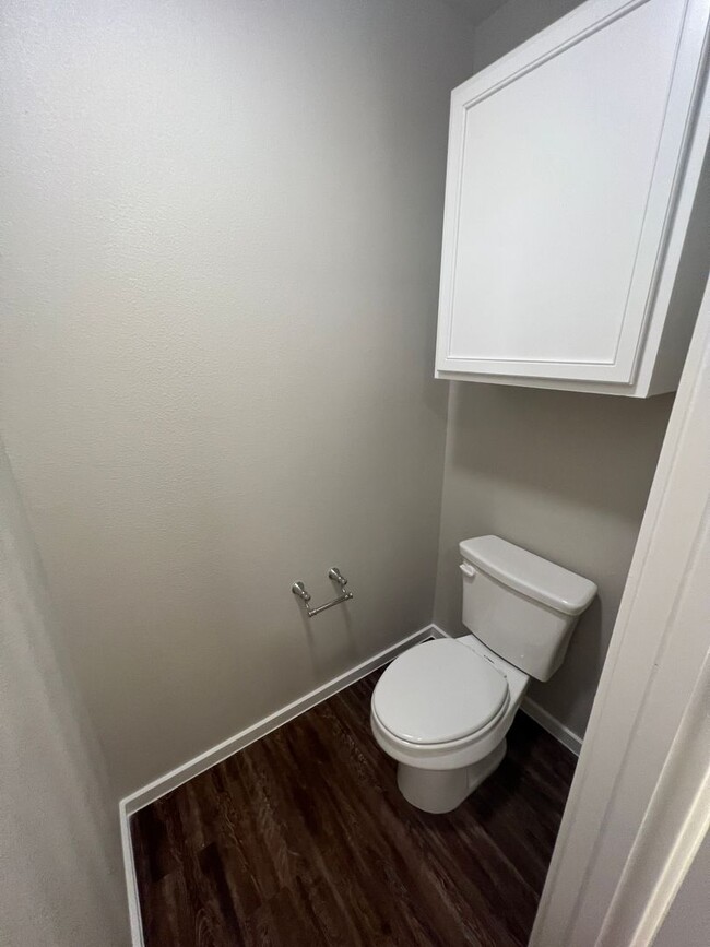 Building Photo - Available NOW! 3/2/1 Town Home
